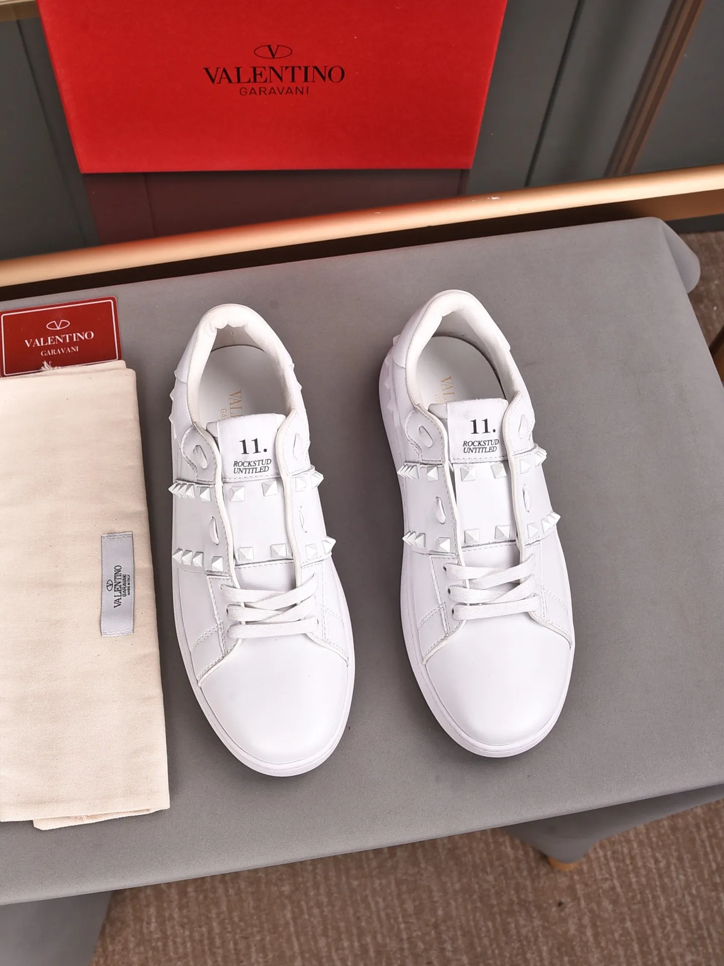 Men's shoes 440💰 (men and women couples) Valentino classic color matching series casual shoes. Made with heavy craftsmanship, good products pay attention to every detail. A must-have trendy item that can be worn all year round, it has been worn by many celebrities and Internet celebrities~~Imported cowhide surface, unique design concept, sheepskin lining, counter quality. Women’s clothing 35-40. Men’s clothing 39-44, 45-46 (returns and exchanges are not supported for custom-made items)